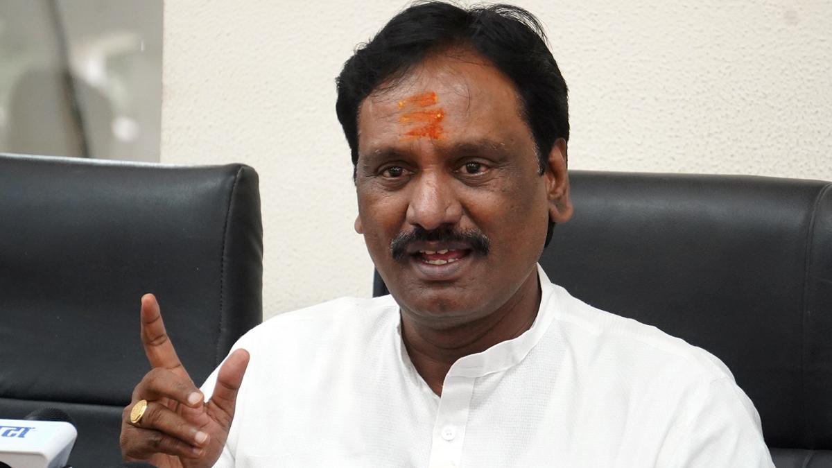 Shiv Sena (UBT) stages blockade on Samruddhi Expressway to protest low onion procurement rates