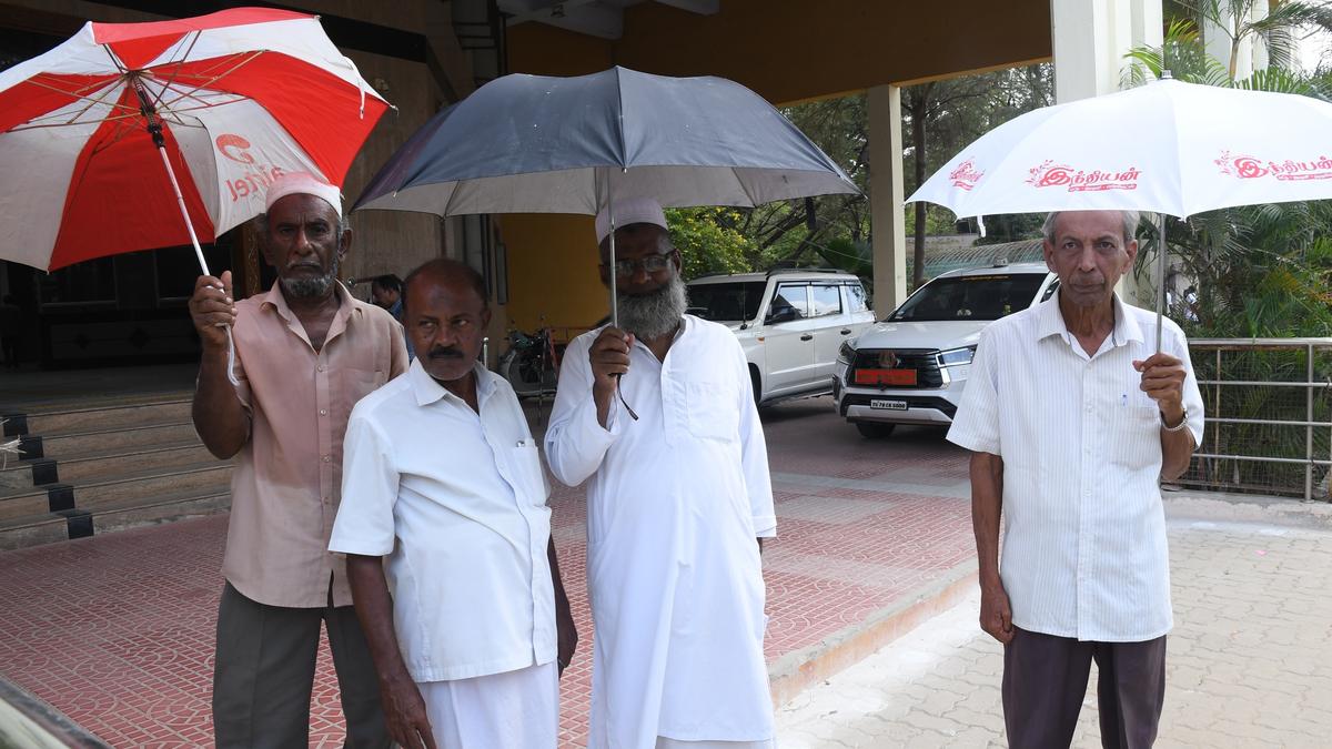 Rebuild shelter at Sripuram bus stop, citizens group urges Collector