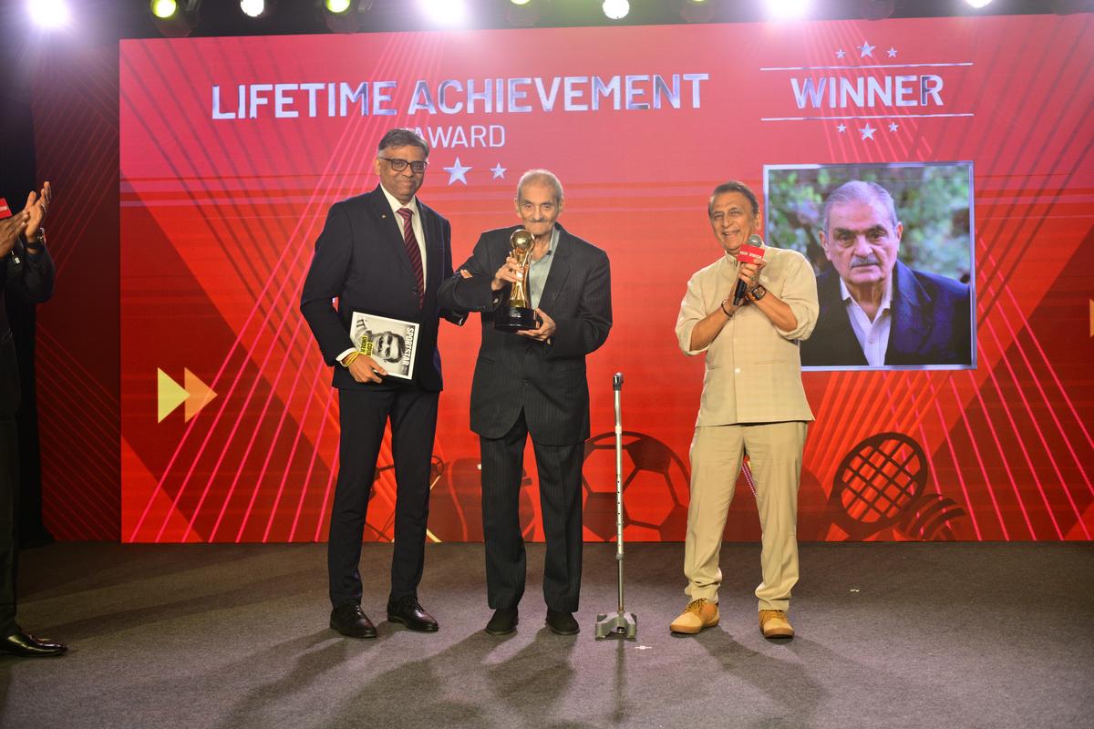 A proud Nari Contractor receives  the Lifetime Achievement honour from MD of Amul, Jayen Mehta, and Sunil Gavaskar.
