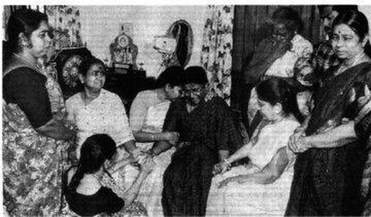 La moglie del primo ministro Karunanidhi, Dayalammal, e altri consolano la famiglia di NVN Somu.