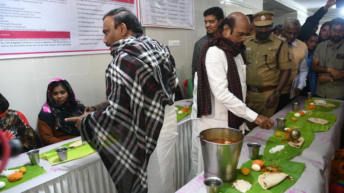 T.N. Public Works Minister, Nilgiris MP serve food to migrant workers in Udhagamandalam