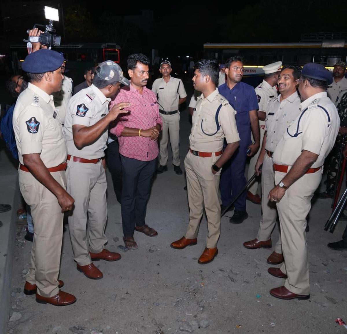 पुलिस अधीक्षक पी. जगदीश सोमवार (23 मार्च) की रात अनंतपुर शहर में ऑपरेशन नाइट सेफ्टी के तहत औचक निरीक्षण कर रहे थे।