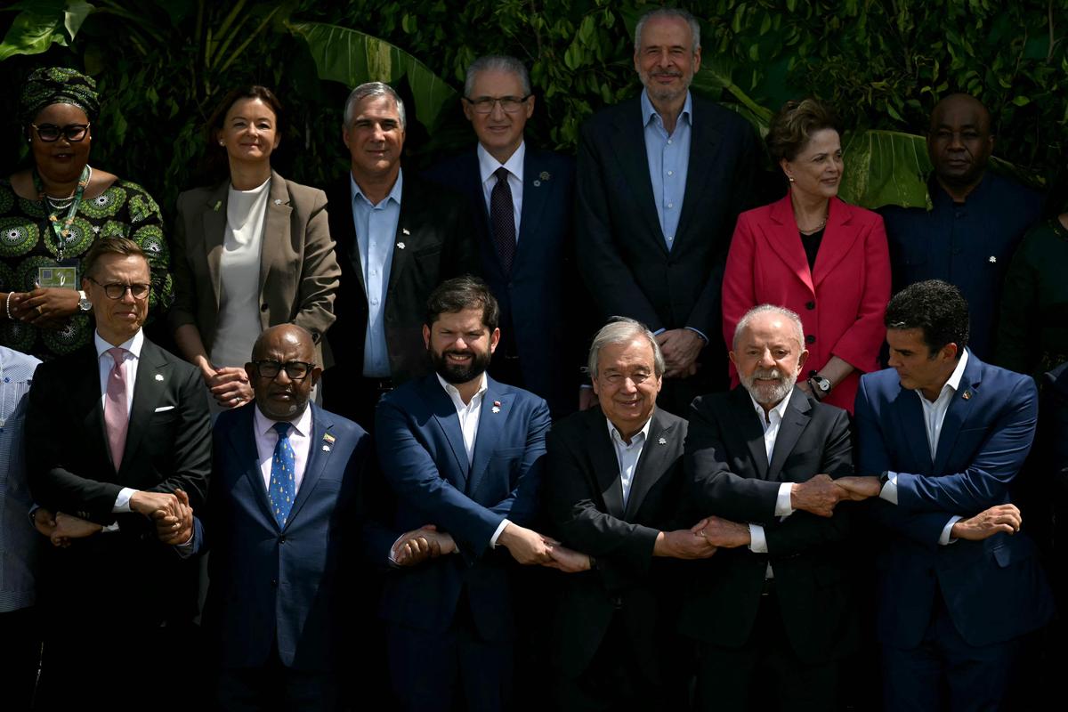 (एलआर) फिनलैंड के राष्ट्रपति अलेक्जेंडर स्टब, कोमोरोस के राष्ट्रपति असौमानी अज़ाली, चिली के राष्ट्रपति गेब्रियल बोरिक, संयुक्त राष्ट्र महासचिव एंटोनियो गुटेरेस, ब्राजील के राष्ट्रपति लुइज़ इनासियो लूला दा सिल्वा और पारा के गवर्नर हेल्डर बारबाल्हो 7 नवंबर, 2025 को बेलेम, ब्राजील में COP30 संयुक्त राष्ट्र जलवायु सम्मेलन से पहले लीडर्स समिट में फोटो के लिए पोज़ देते हुए।