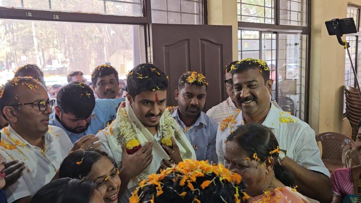 Congress workers celebrate Satish Jarkiholi’s son’s election as party office-bearer