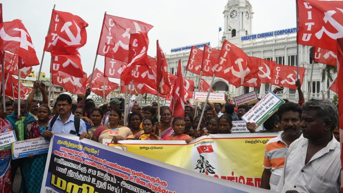 Chennai Corporation workers’ union stages protest against privatisation of waste management