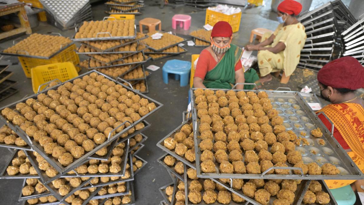 https://th-i.thgim.com/public/incoming/27n4l5/article70097096.ece/alternates/LANDSCAPE_1200/23GNRAO-LADDU-01%203.JPG