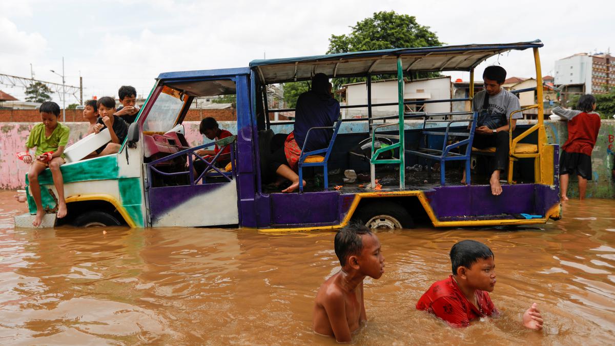 Death toll from Indonesia floods, landslides rises to 21