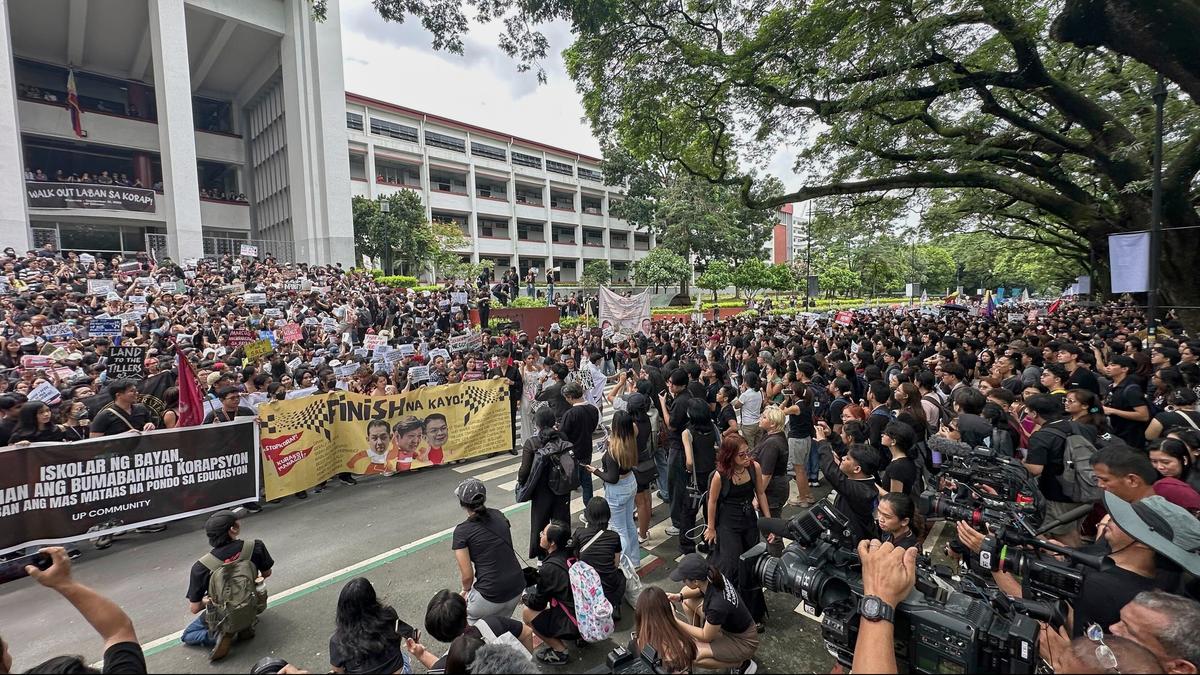 https://th-i.thgim.com/public/incoming/28reg0/article70051262.ece/alternates/LANDSCAPE_1200/Philippines_Protest_18202.jpg