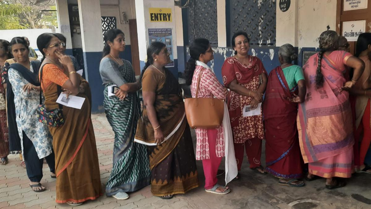 Lok Sabha polls | Voters brave searing heat to cast their votes in central T.N.