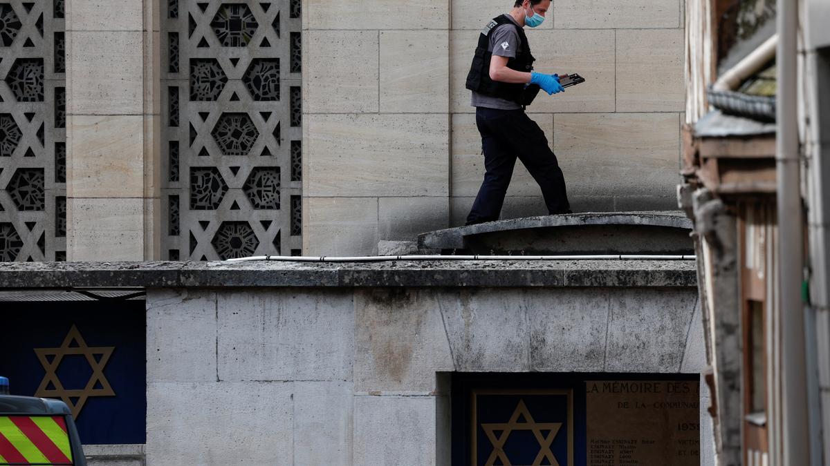 French police fatally shoot a man suspected of planning to set fire to a synagogue