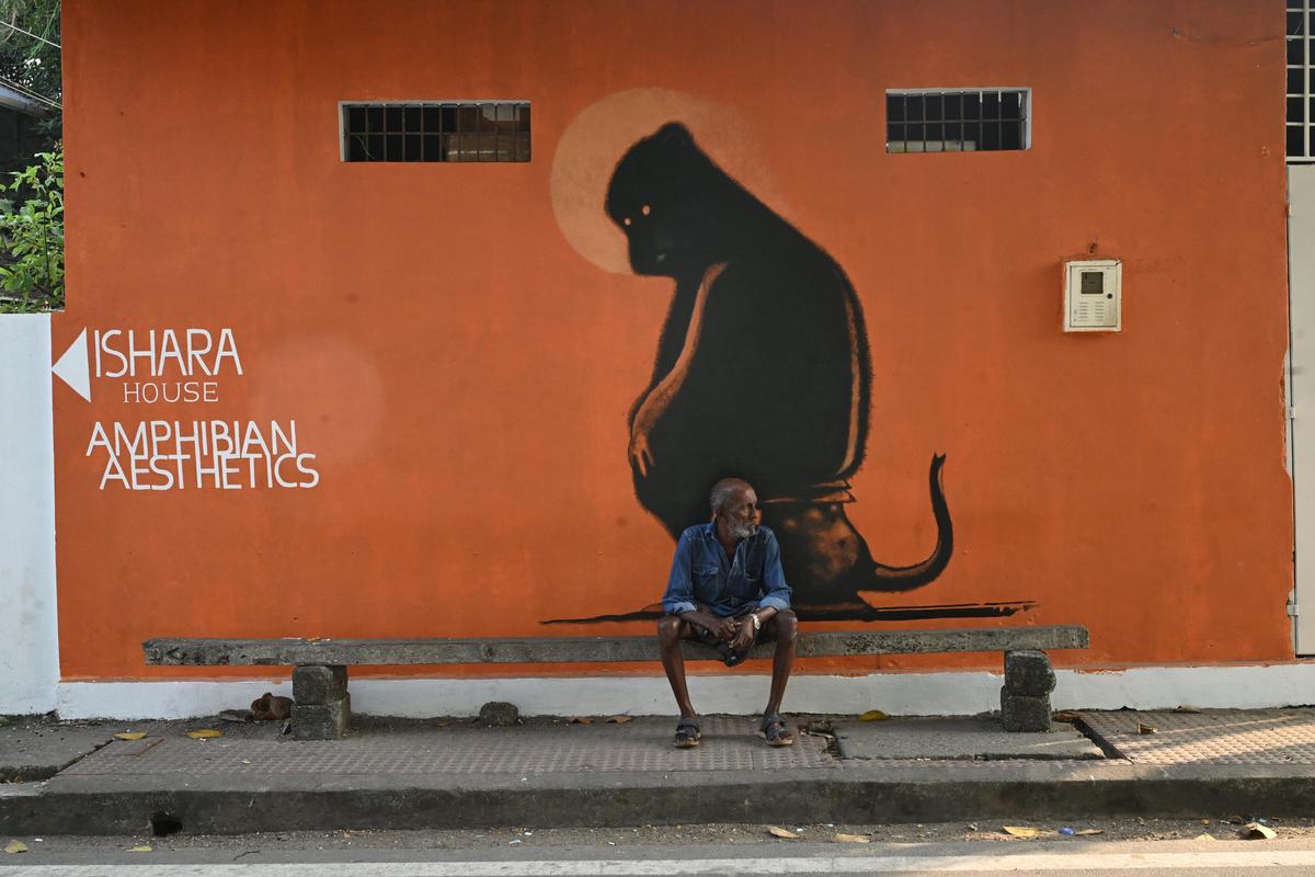 Un dipinto, Monk, del defunto artista Midhun Mohan ricreato come tributo a lui a Mattancherry