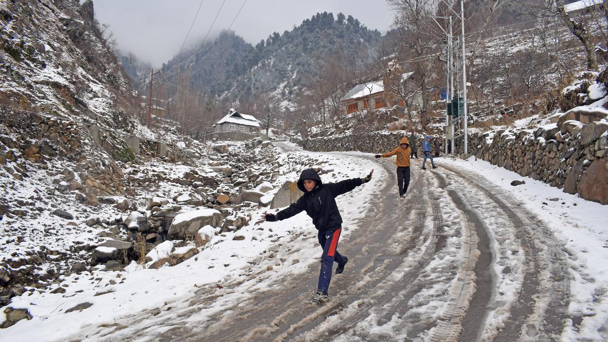 Winter gloom lifts, snow primes Kashmir Valley for 2023