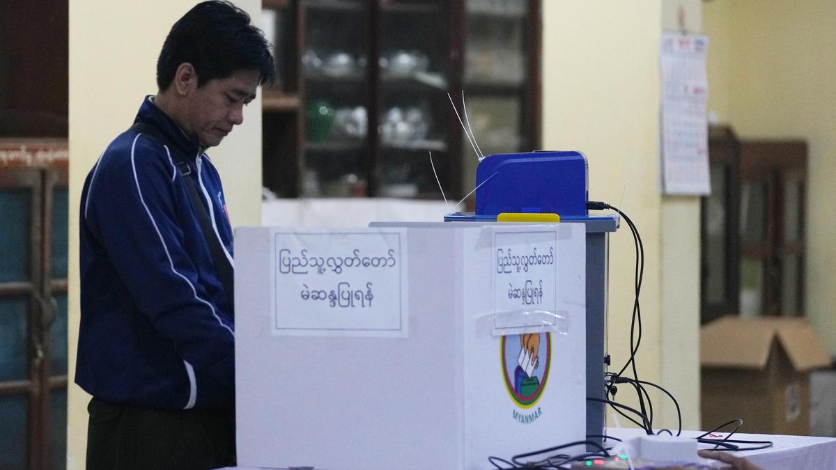 https://th-i.thgim.com/public/incoming/2aq27g/article70496866.ece/alternates/LANDSCAPE_1200/Myanmar_Election_55630.jpg