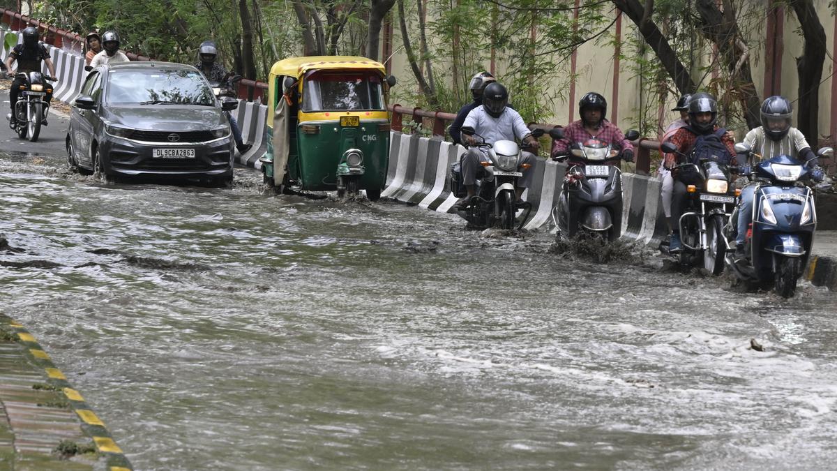 https://th-i.thgim.com/public/incoming/2atnuf/article69620205.ece/alternates/LANDSCAPE_1200/06_Water_Logging_25_05_Delhi.jpg