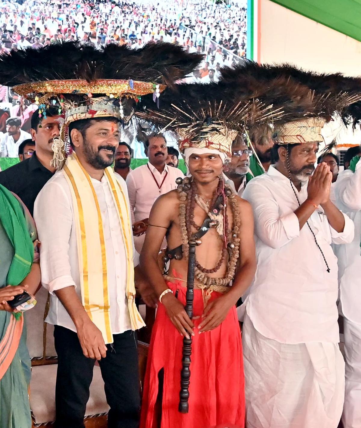 Deputy Chief Minister Malu Bhatti Vikramarka, along with Chief Minister A. Revanth Reddy and others in the launch of Indira Soura Giri Jala Vikasam program at Macharam Village in Mahabubnagar on Monday. Deputy Chief Minister Malu Bhatti Vikramarka, along with Chief Minister A. Revanth Reddy and others in the launch of Indira Soura Giri Jala Vikasam program at Macharam Village in Mahabubnagar on Monday.