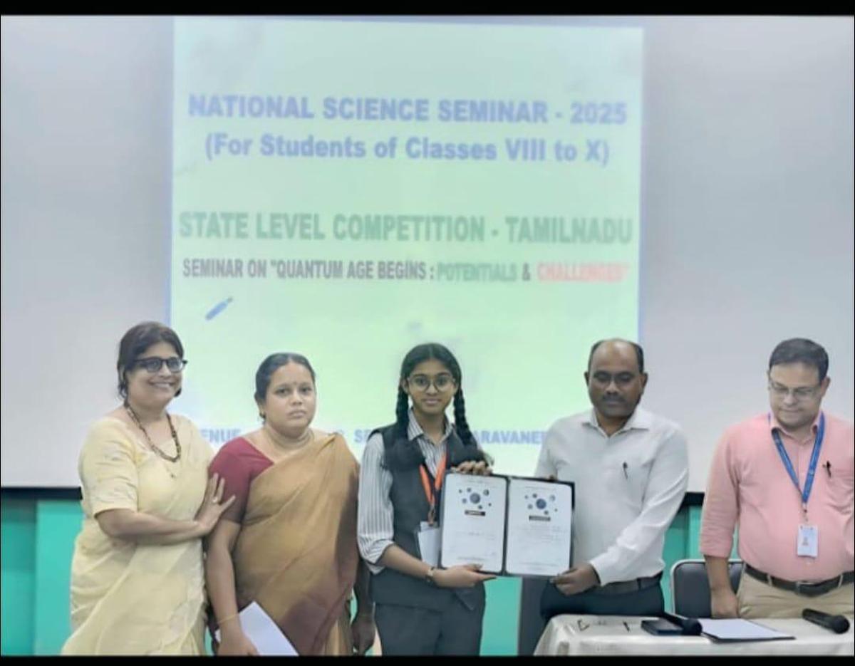 KL Sanju Sri Lakshmi da Escola Secundária Sênior Bharath Vidya Mandir em Ilanji recebendo certificado de M. Kabeer, Diretor Educacional de Salem em competição estadual organizada pelo Museu Industrial e Tecnológico Visvesvaraya. 