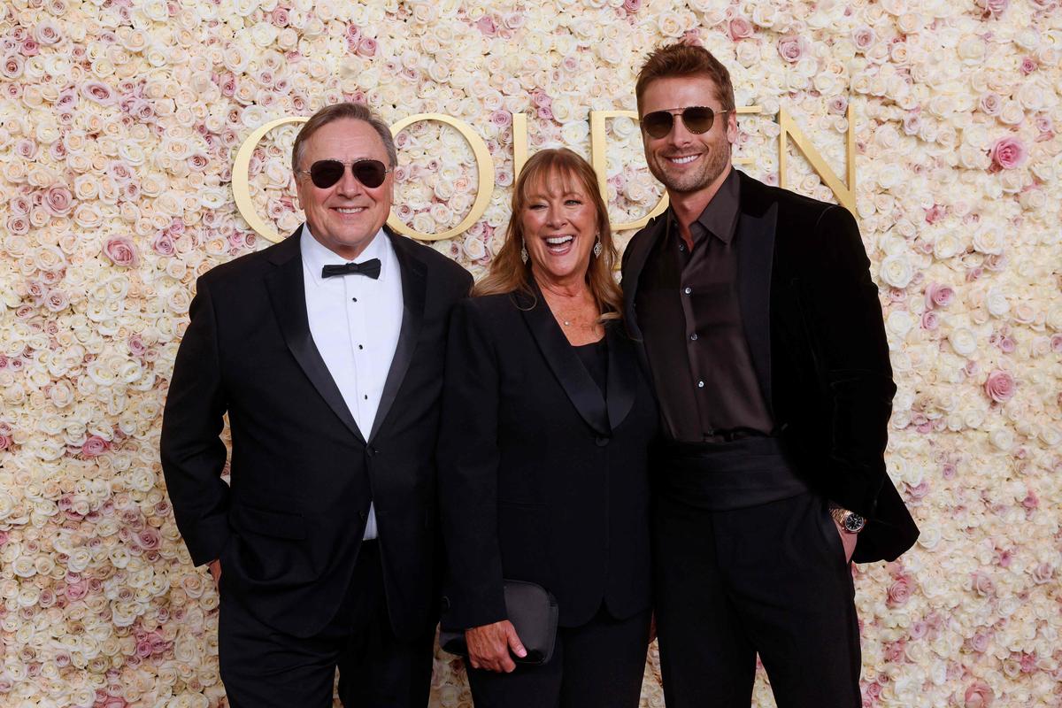 US actor Glen Powell (R) and his parents Glen Powell Sr (L) and Cyndy Powell arrive for the 82nd annual Golden Globe Awards at the Beverly Hilton hotel in Beverly Hills, California, on January 5, 2025. (Photo by Etienne LAURENT / AFP)