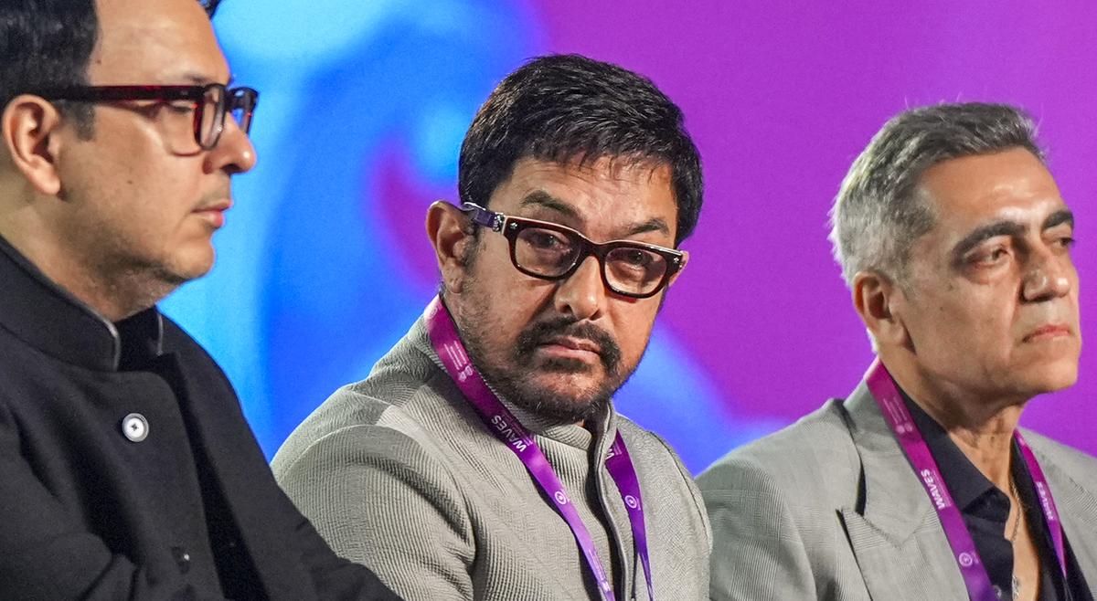 बाएं से: बॉलीवुड फिल्म निर्माता दिनेश विजान, अभिनेता आमिर खान और पीवीआर के संस्थापक अजय बिजली के सत्र के दौरान 'स्टूडियोज ऑफ द फ्यूचर: द फ्यूचर ऑफ द फ्यूचर: वर्ल्ड स्टूडियो मैप पर' वर्ल्ड ऑडियो विजुअल एंड एंटरटेनमेंट समिट (वेव्स) 2025 में मुंबई में शुक्रवार (2 मई, 2025) को मुंबई में। बाएं से: बॉलीवुड फिल्म निर्माता दिनेश विजान, अभिनेता आमिर खान और पीवीआर के संस्थापक अजय बिजली के सत्र के दौरान 'स्टूडियोज ऑफ द फ्यूचर: द फ्यूचर ऑफ द फ्यूचर: वर्ल्ड स्टूडियो मैप पर' वर्ल्ड ऑडियो विजुअल एंड एंटरटेनमेंट समिट (वेव्स) 2025 में मुंबई में शुक्रवार (2 मई, 2025) को मुंबई में।