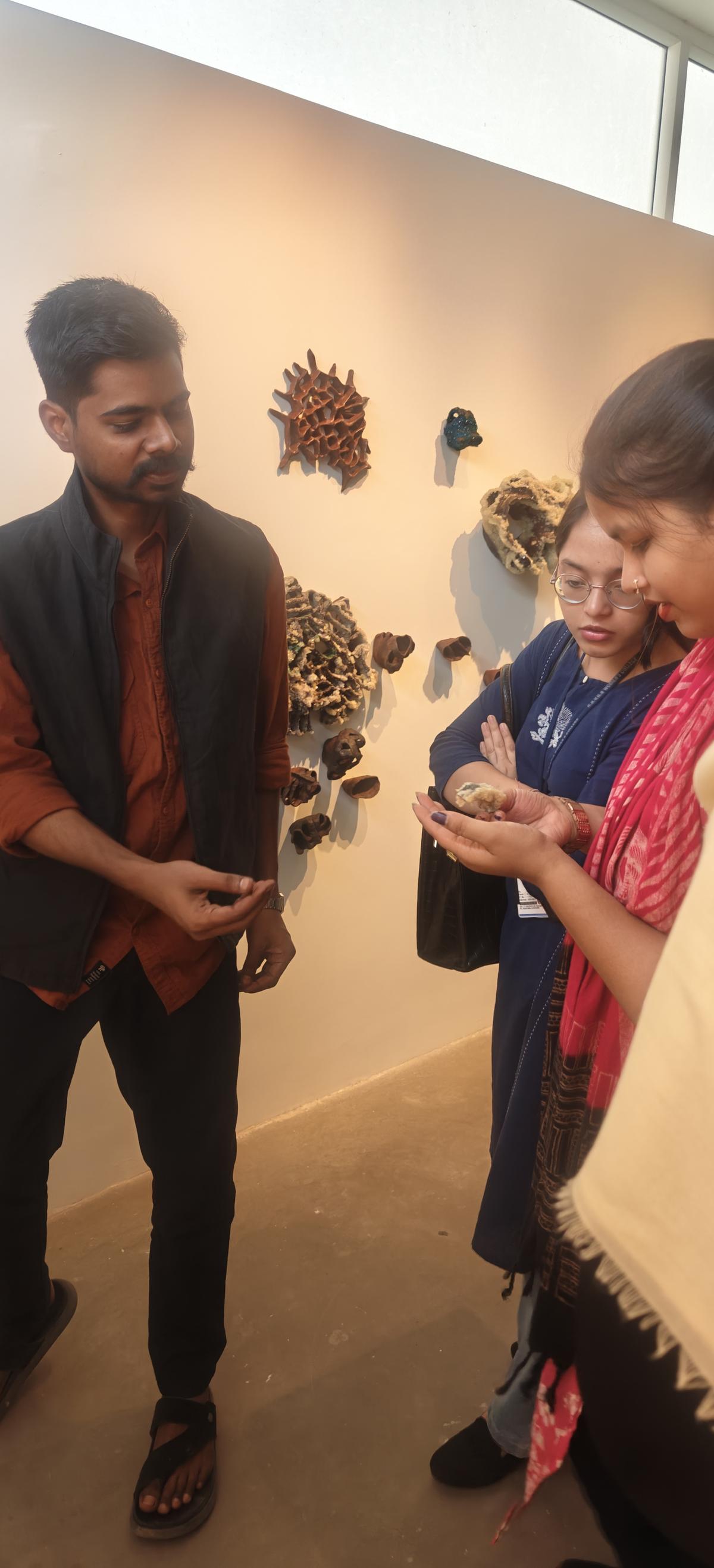 Gli studenti sentono la consistenza di un'opera d'arte nella galleria