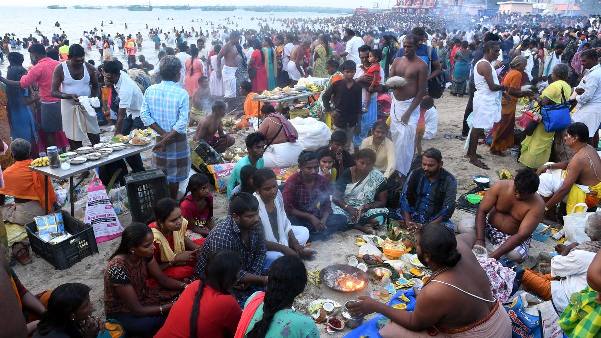 People throng Rameswaram for ‘Thai Ammavasai’