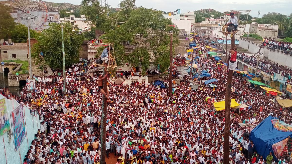 Thousands take part in annual fair of Sri Venugopal Swamy Temple at Shorapur