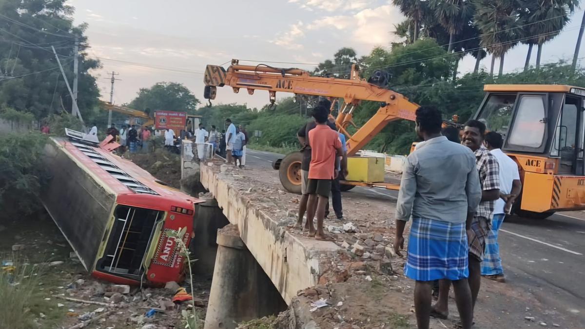 Over 30 injured as bus plunges into Vaigai river channel