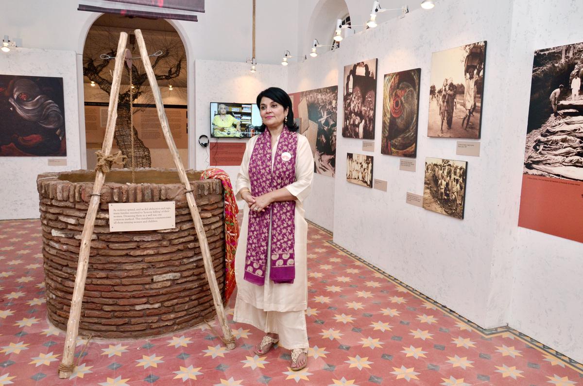 Kishwar Desai in het Partition Museum in Amritsar