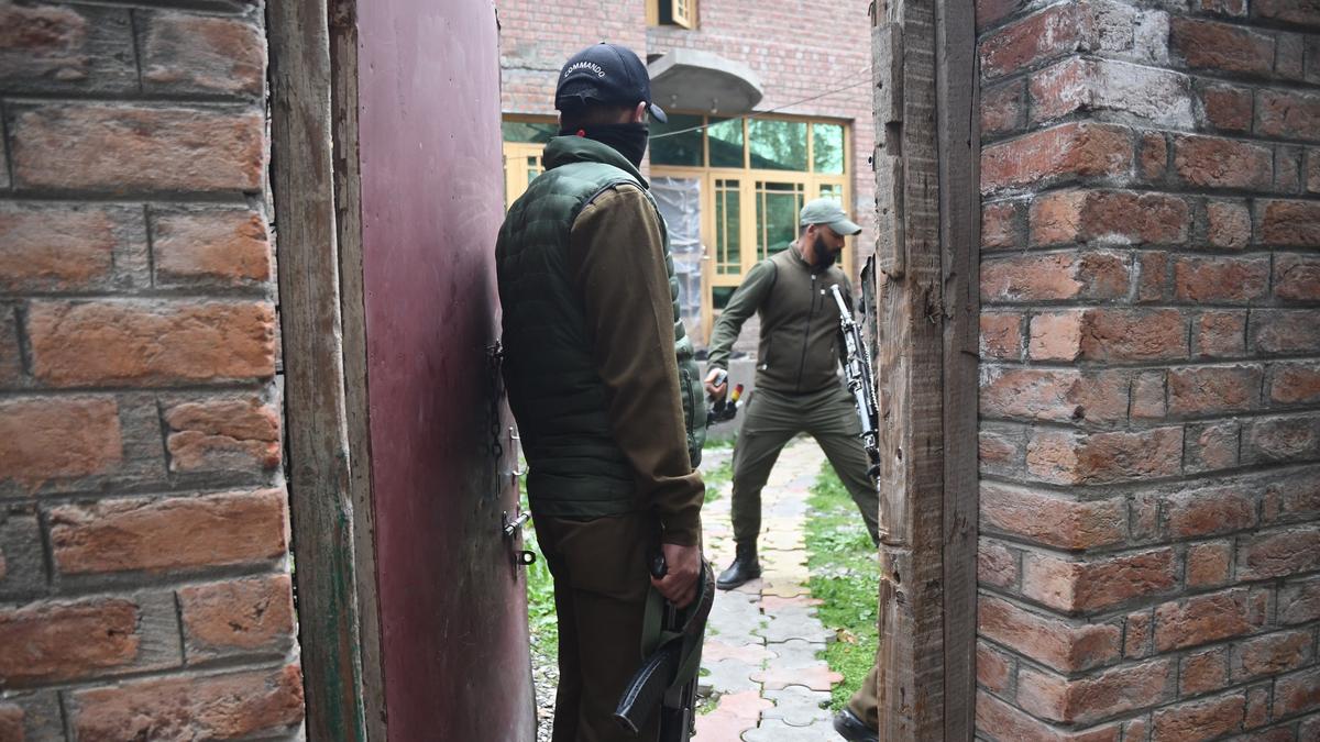 J&K Police counter-intelligence team conducts raids to dismantle new militant outfit