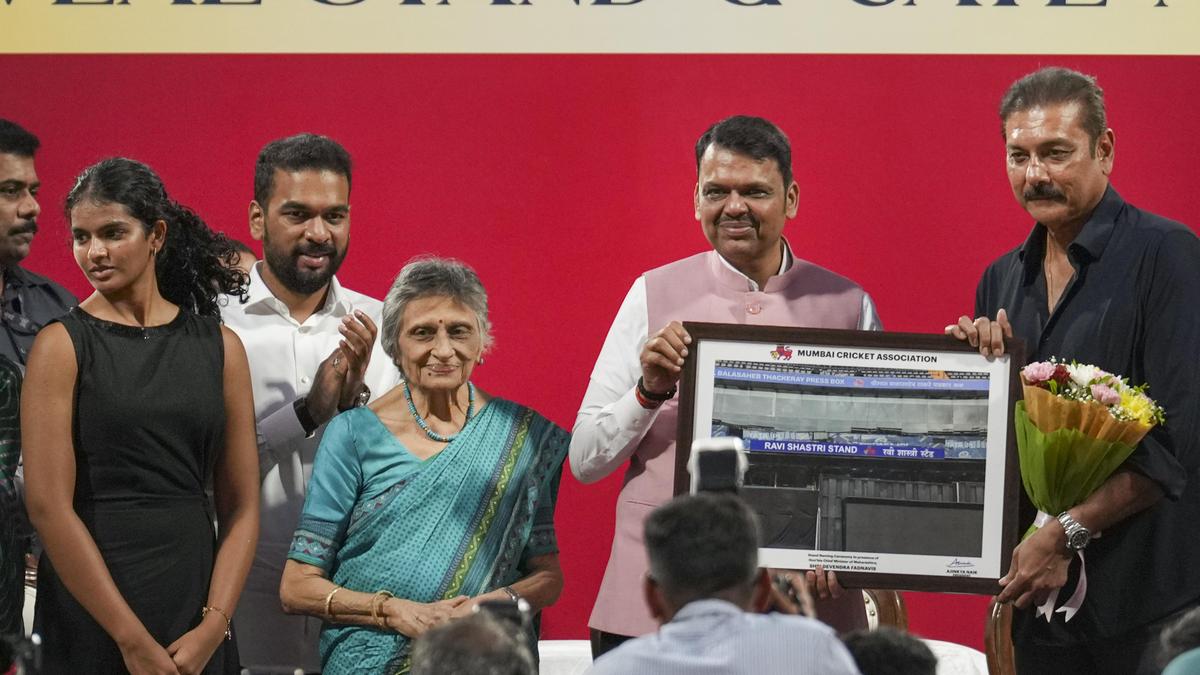 वानखेड़े स्टेडियम में पूरा चक्कर – रवि शास्त्री की मां लक्ष्मी ने साझा किया भावुक पल वानखेड़े स्टेडियम में पूरा चक्कर – रवि शास्त्री की मां लक्ष्मी ने साझा किया भावुक पल