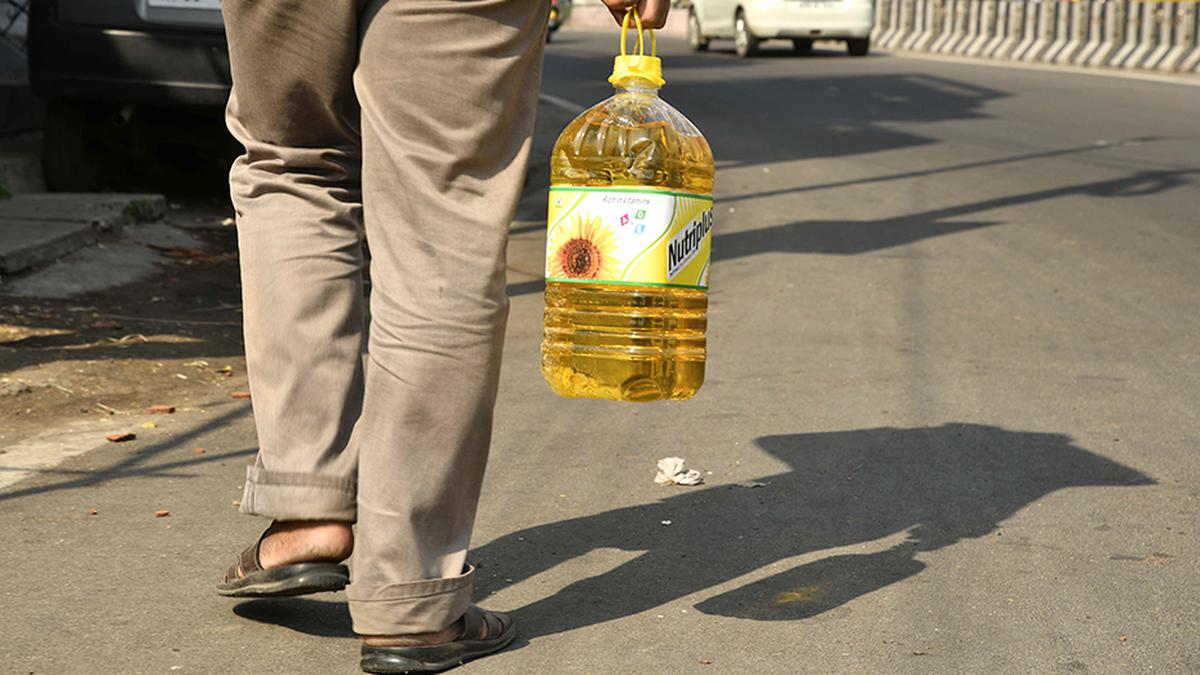 Govt. asks industry to cut edible oils MRP by ₹8-12 per litre as global prices drop
