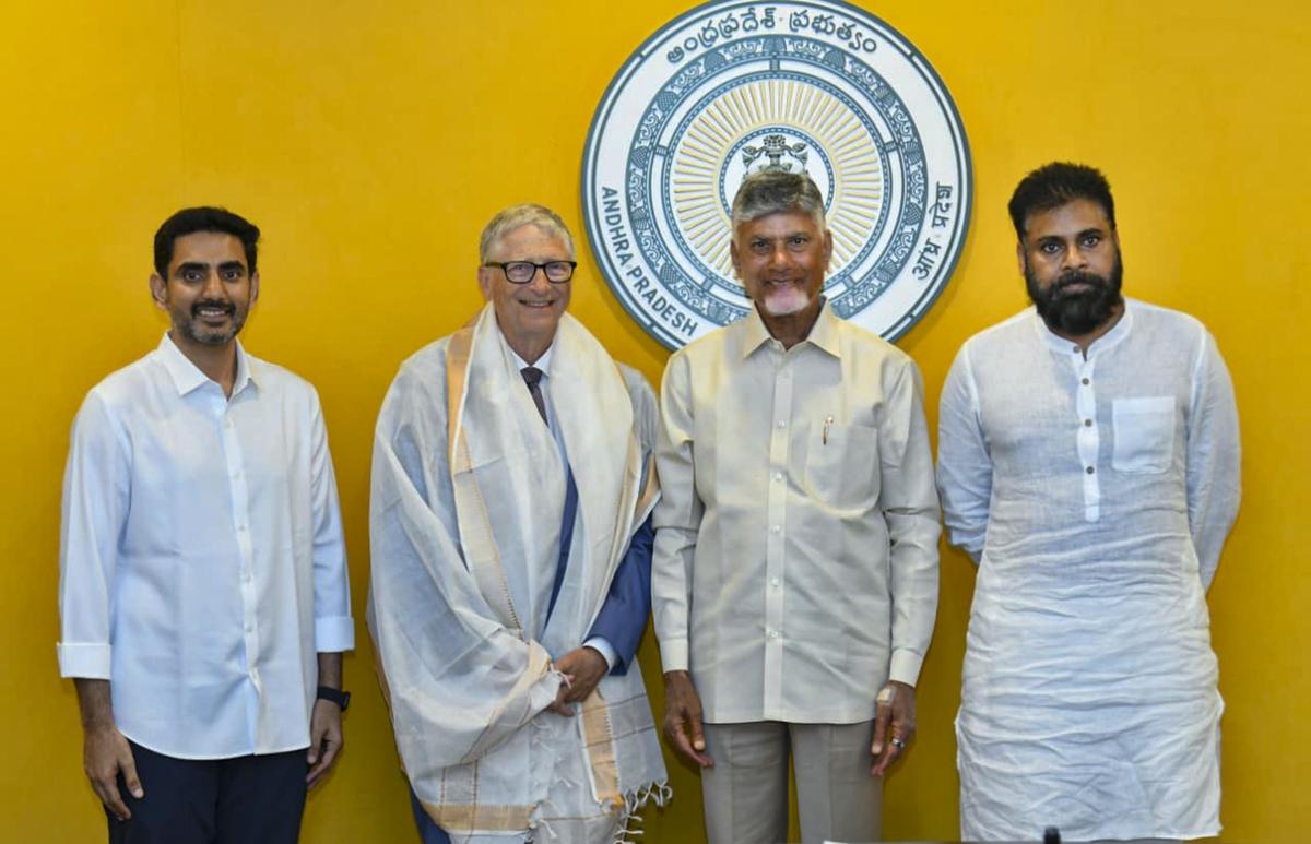 O presidente da Fundação Gates, Bill Gates, com o ministro-chefe N. Chandrababu Naidu, o vice-ministro-chefe K. Pawan Kalyan e a ministra de defensores dos direitos humanos, Nara Lokesh, no secretariado em Amaravati. O presidente da Fundação Gates, Bill Gates, com o ministro-chefe N. Chandrababu Naidu, o vice-ministro-chefe K. Pawan Kalyan e a ministra de defensores dos direitos humanos, Nara Lokesh, no secretariado em Amaravati.