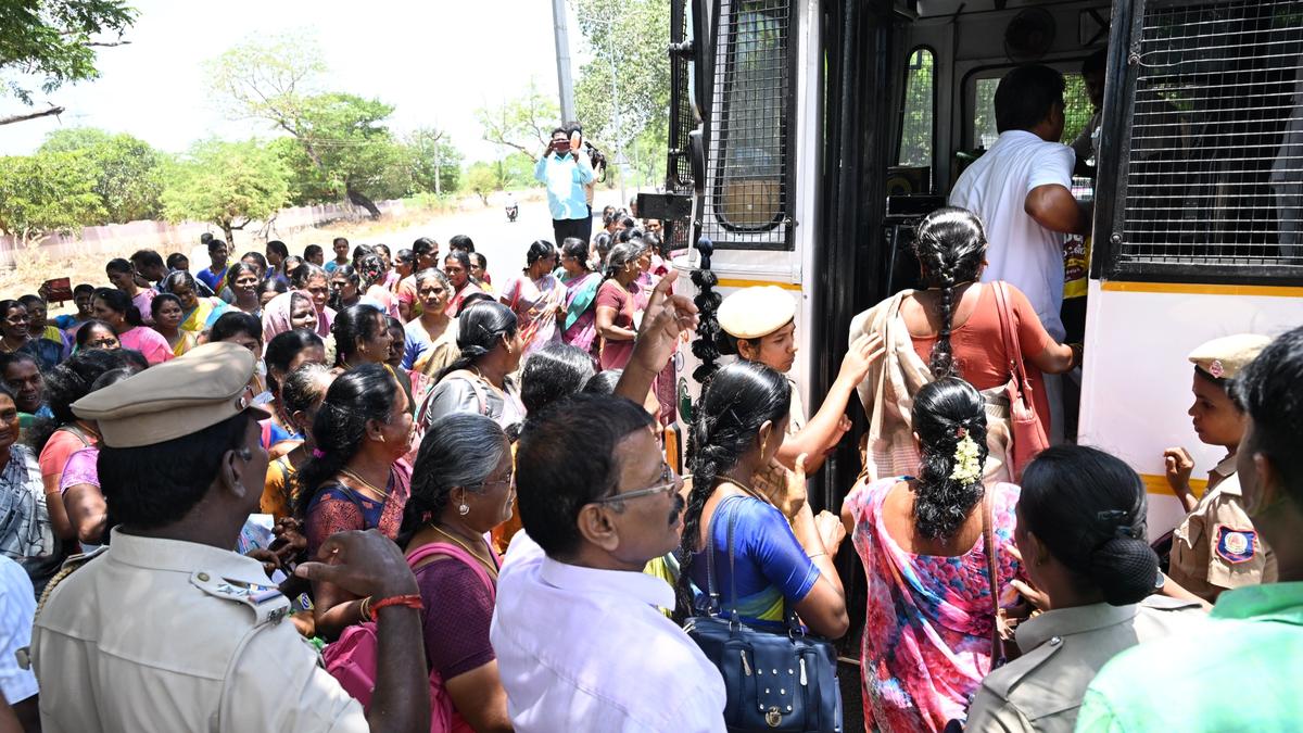 Noon meal employees stage protest in Ramanathapuram