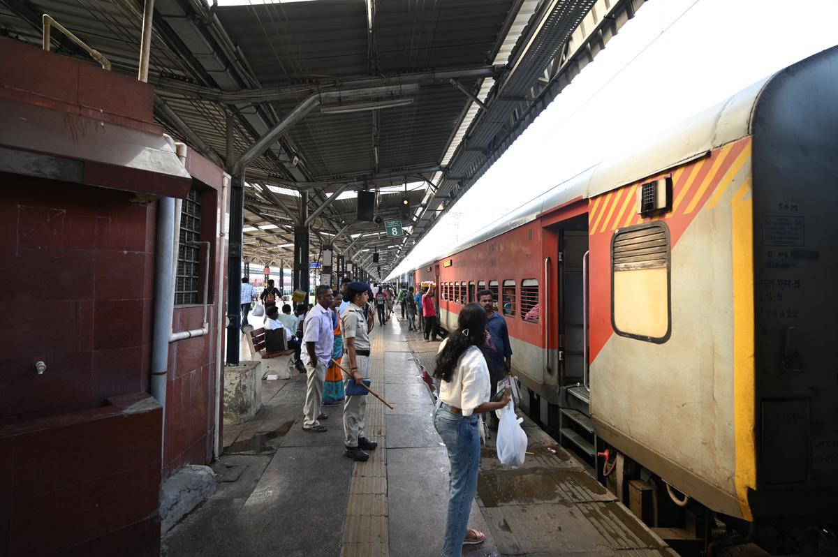  Many film directors, including Mani Ratnam, Shankar, Myskin, and Fazil, feature trains along with railway stations either as a key setting or backdrops.