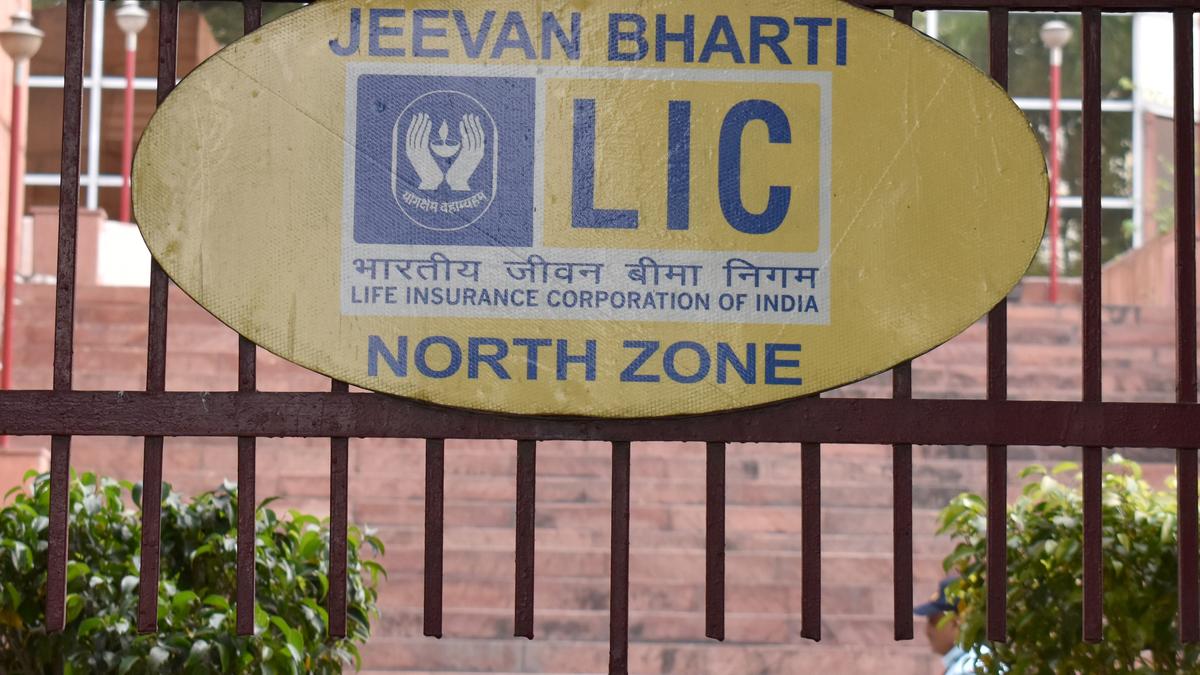 LIC  net profit rises 5% in Q1 FY26