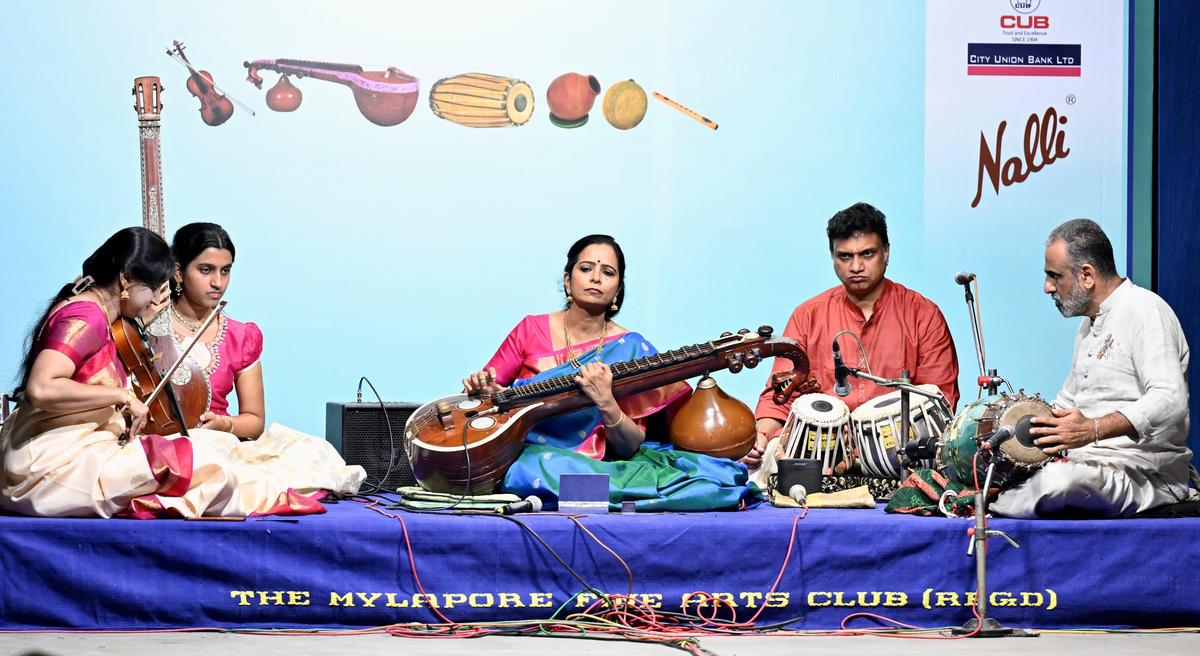 Jayanthi Kumaresh com Smitha (violino); Jayachandra Rao (mridangam) e Pramath Kiran (tabla e morsing). 