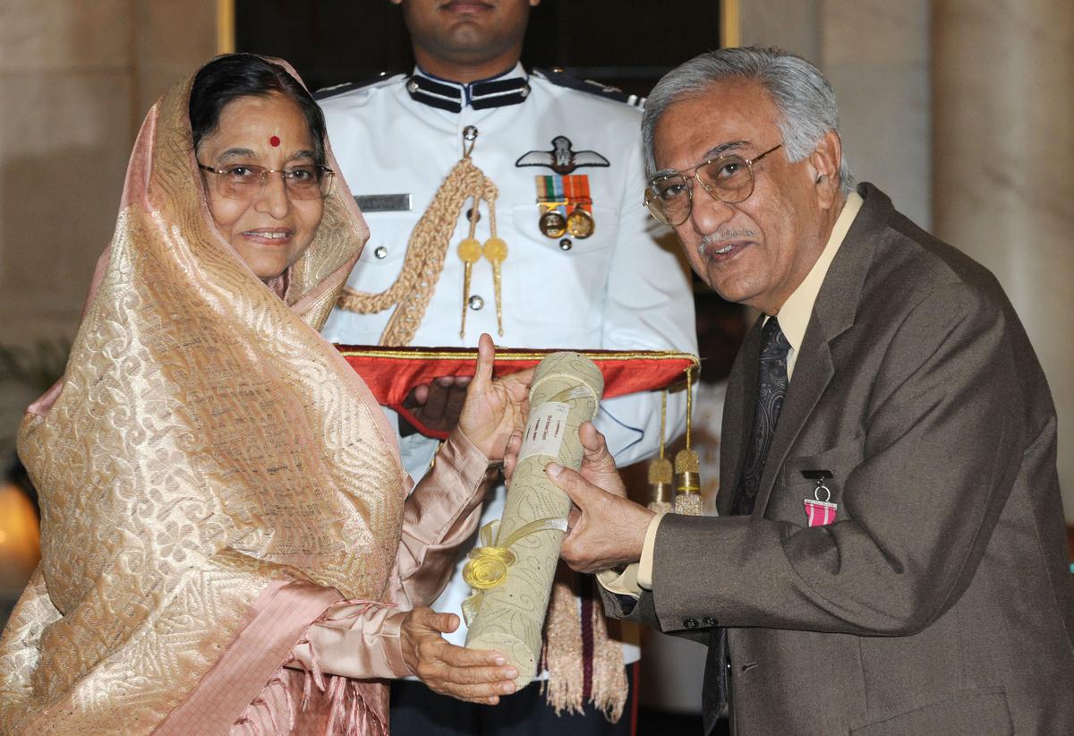 Receiving the Padma Shri in 2009 from former President of India Pratibha Devisingh Patil.
