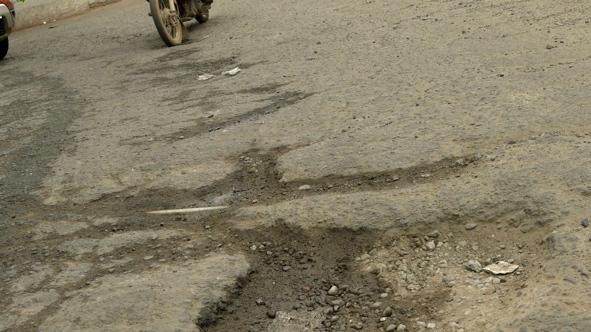 Poor condition of service roads gives motorists the jitters in Tiruchi