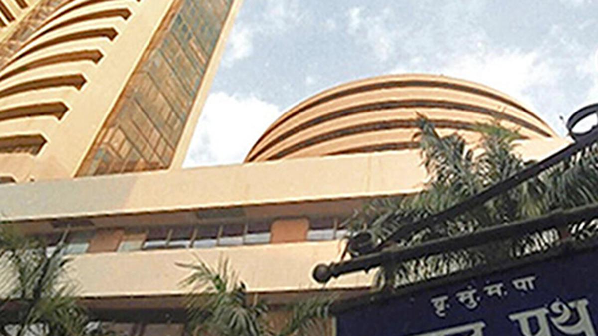 Sensex, Nifty recover on banking stocks