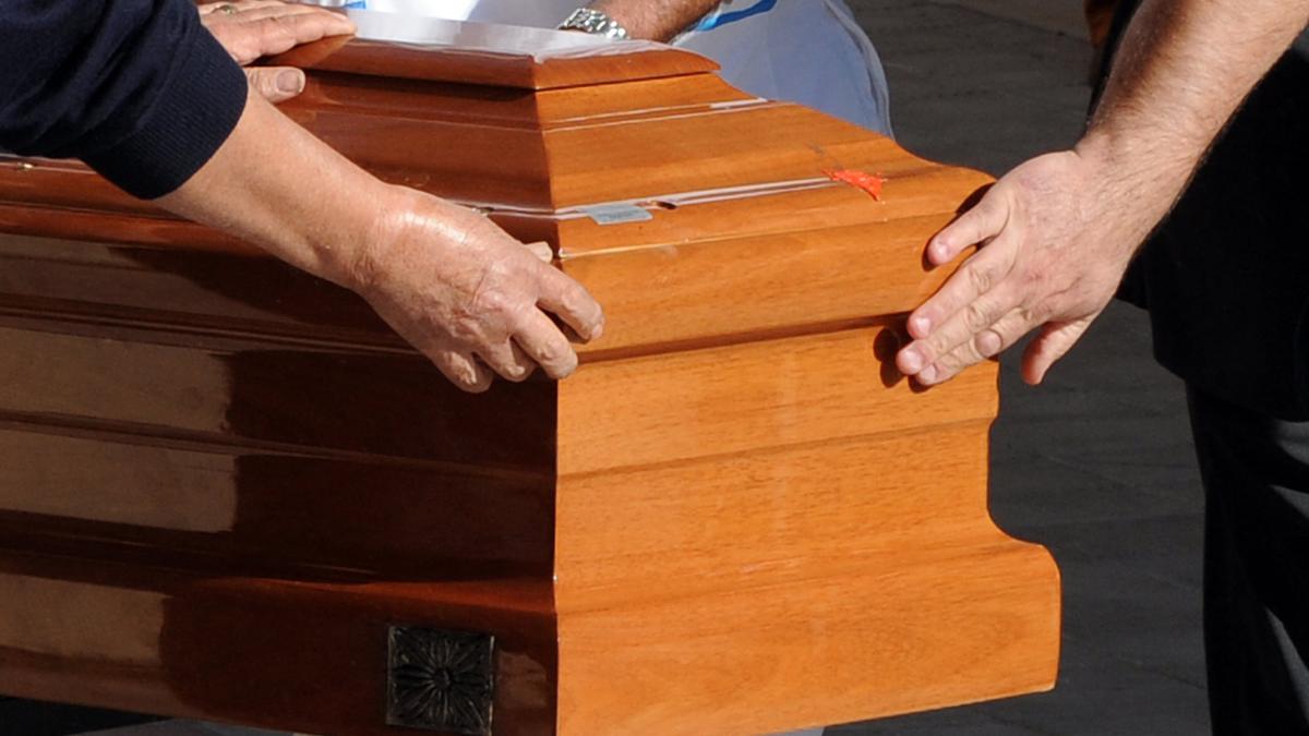 Woman declared dead in Ecuador revives, knocks on coffin during her wake; health authorities investigate