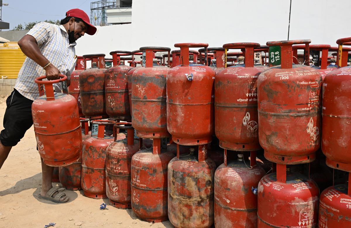 thehindu.com - The Hindu Bureau - How will 1,000 cylinders serve 40,000 hotels, asks Bengaluru hoteliers amid disruption in LPG supply