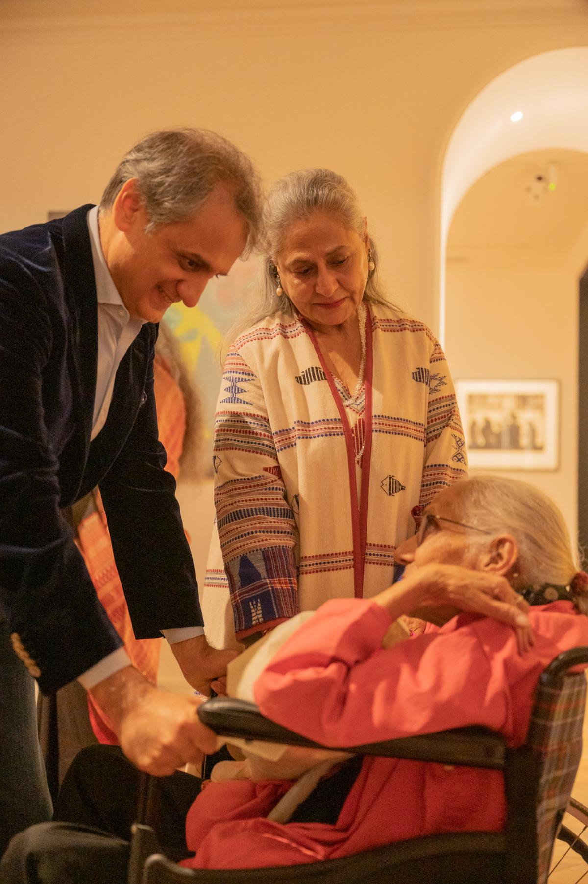 Gogi Saroj Pal (seated) is greeted by actor Jaya Bachchan and director of DAG, Ashish Anand (left).