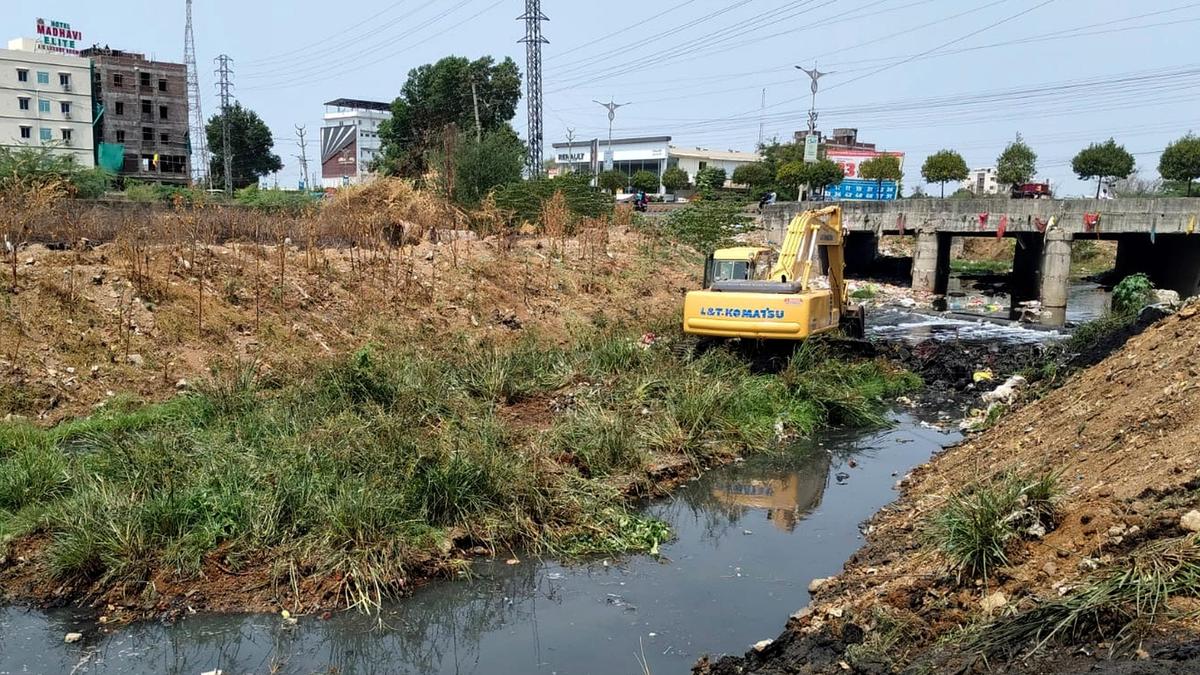Guntur Municipal Corporation fast-tracks desilting of 180 km drains