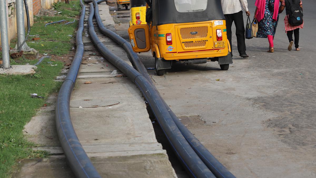 ‘Anacondas’ slithering down pavement on
Avvai Shanmugham Salai