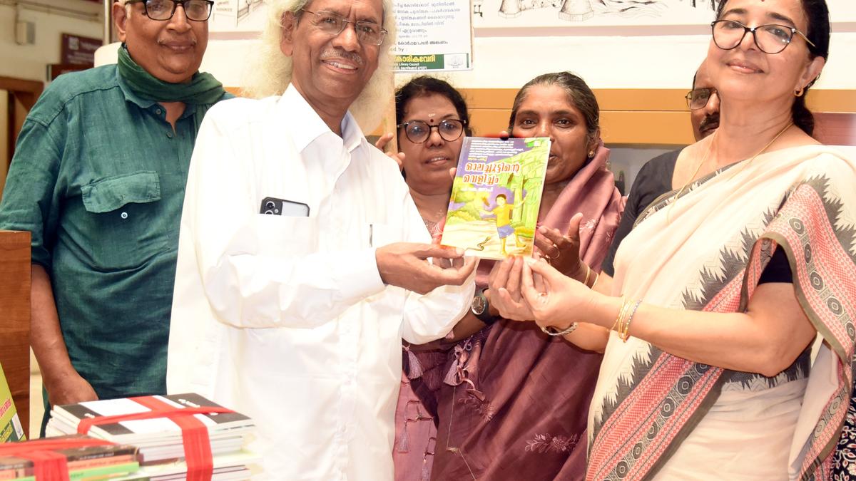 Darshanam Library hands over books to Kozhikode Corporation’s ‘Arivu Granthappura’