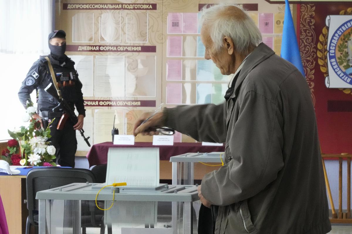 A man casts his ballot during a referendum in Luhansk, Luhansk People’s Republic controlled by Russia-backed separatists, eastern Ukraine, on Tuesday, September. 27, 2022. Voting began Friday in four Moscow-held regions of Ukraine on referendums to become part of Russia. 