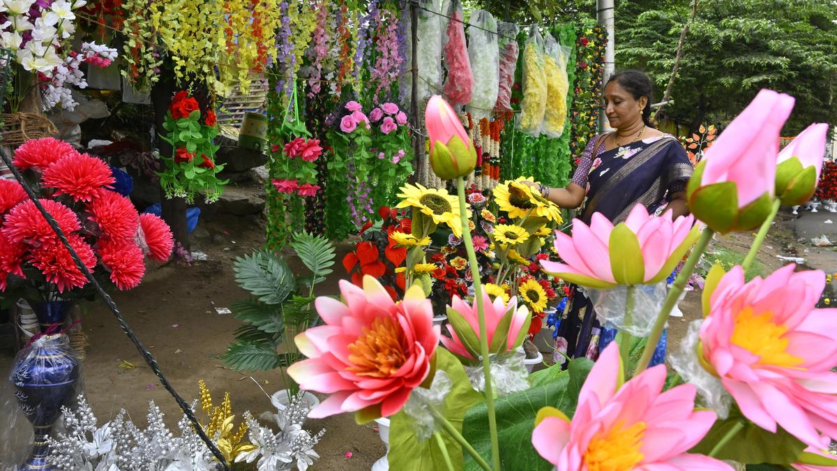 Maharashtra government to issue ban on use of plastic flowers