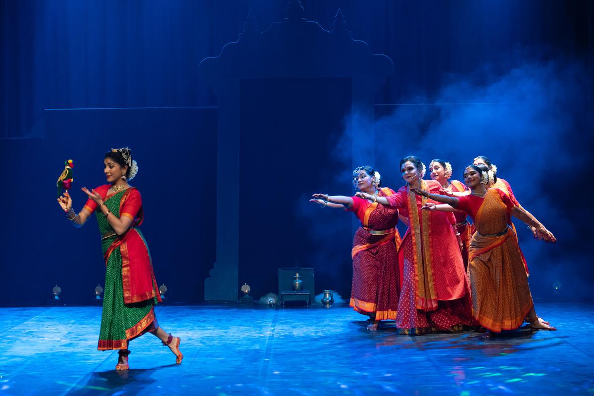 तोता जैसे सहारा कहानी कहने का एक अभिन्न अंग थे।