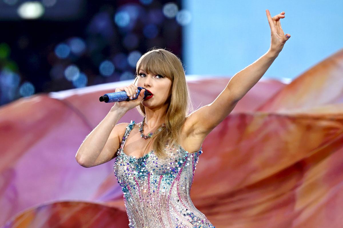 Singer song-writer Taylor Swift Singer song-writer Taylor Swift