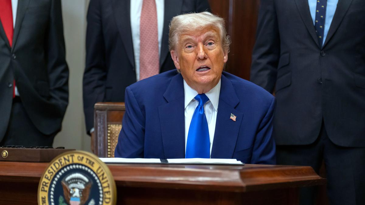 https://th-i.thgim.com/public/incoming/2io7l2/article69568899.ece/alternates/LANDSCAPE_1200/Trump_58743.jpg