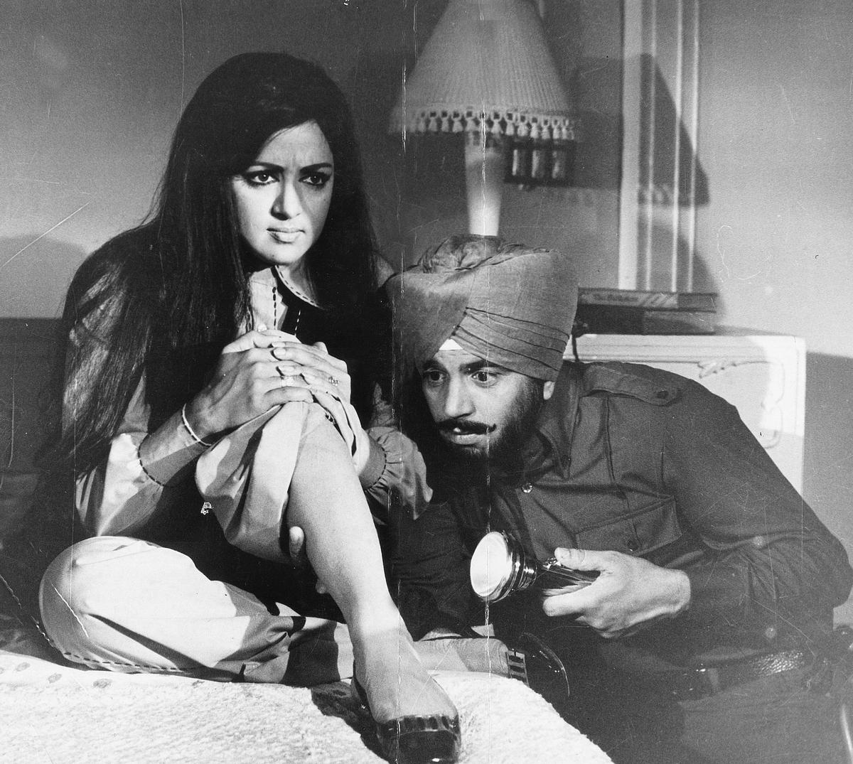 Hema Malini and Dharmendra in J’ugnu’ (1973). The real-life couple starred in around 30 films.